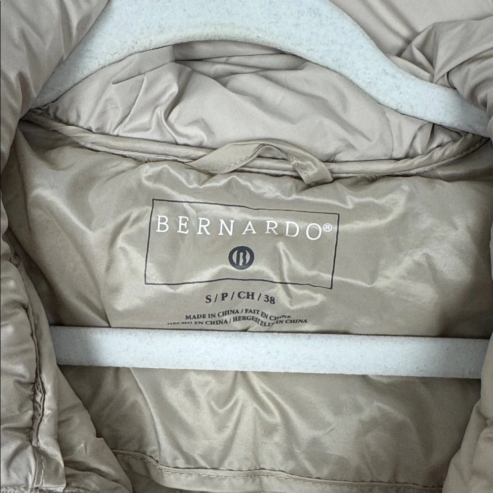 Bernardo EcoPlume Taupe Hooded Puffer Coat Recycled Insulation Size Small‎ Cream